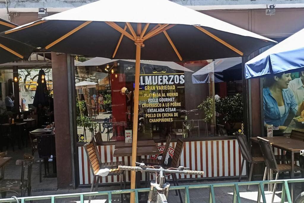 En El Corazon Del Barrio Providencia, Tranquilo Y Confortable Departamento Santiago